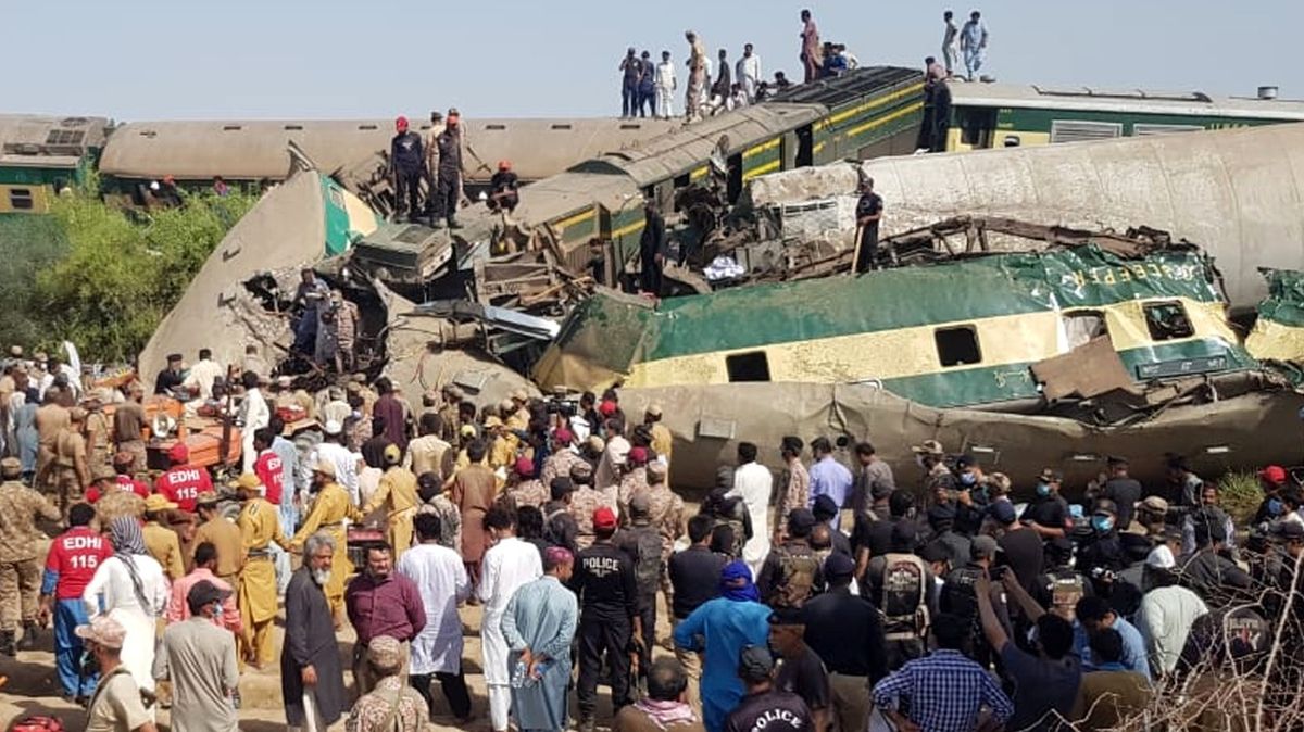 Vlaková nehoda v Pákistánu si vyžádala nejméně 38 obětí